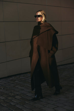 THE COAT CAPE